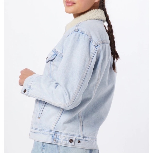 Levi’s Original Sherpa Lined Heavyweight Light Wash Denim Trucker Jean Jacket - Picture 2 of 15